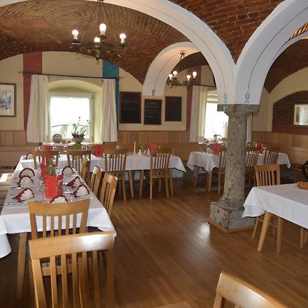 Stiftsgasthof Hochburg Екстериор снимка