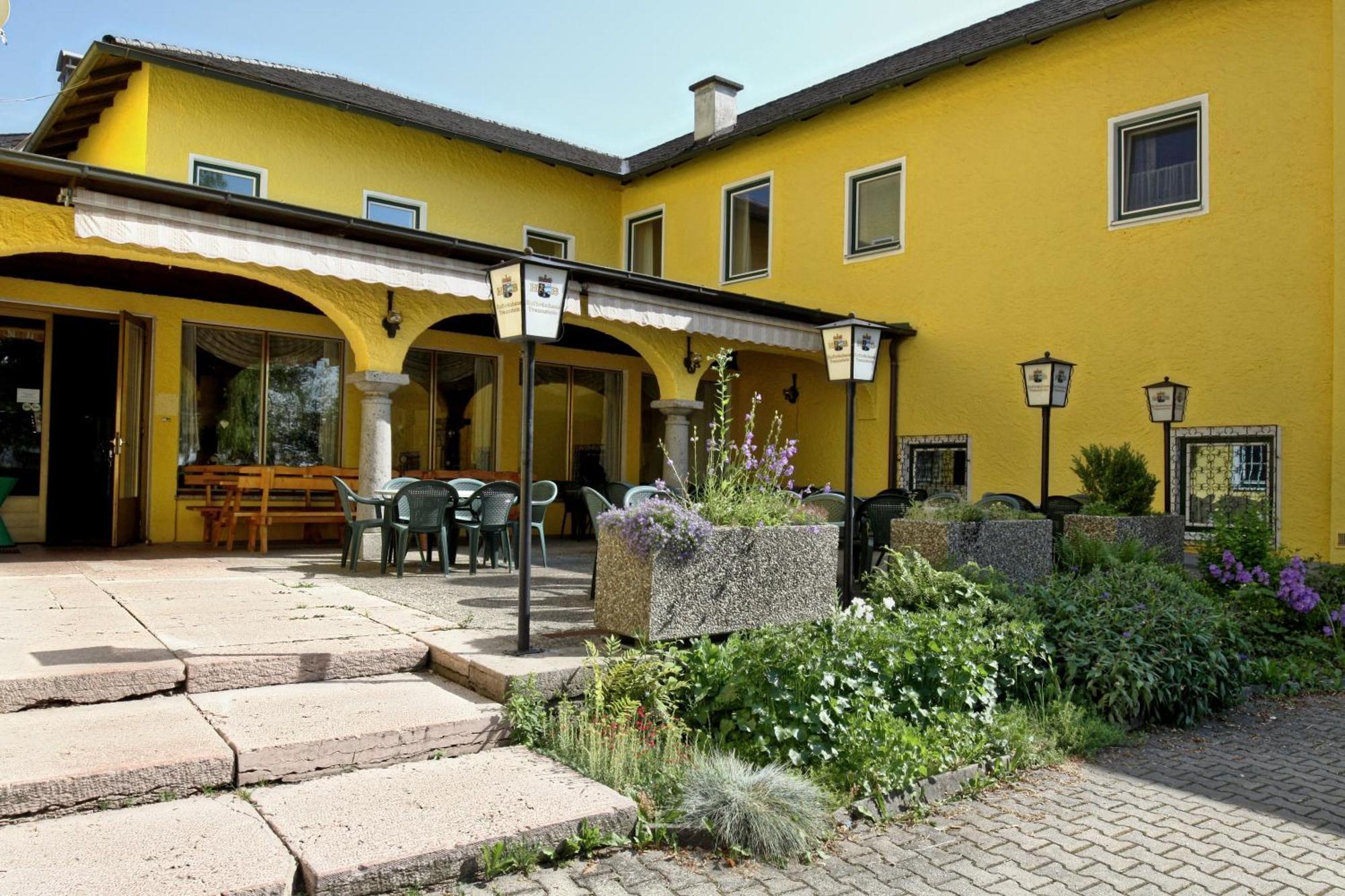 Stiftsgasthof Hochburg Екстериор снимка