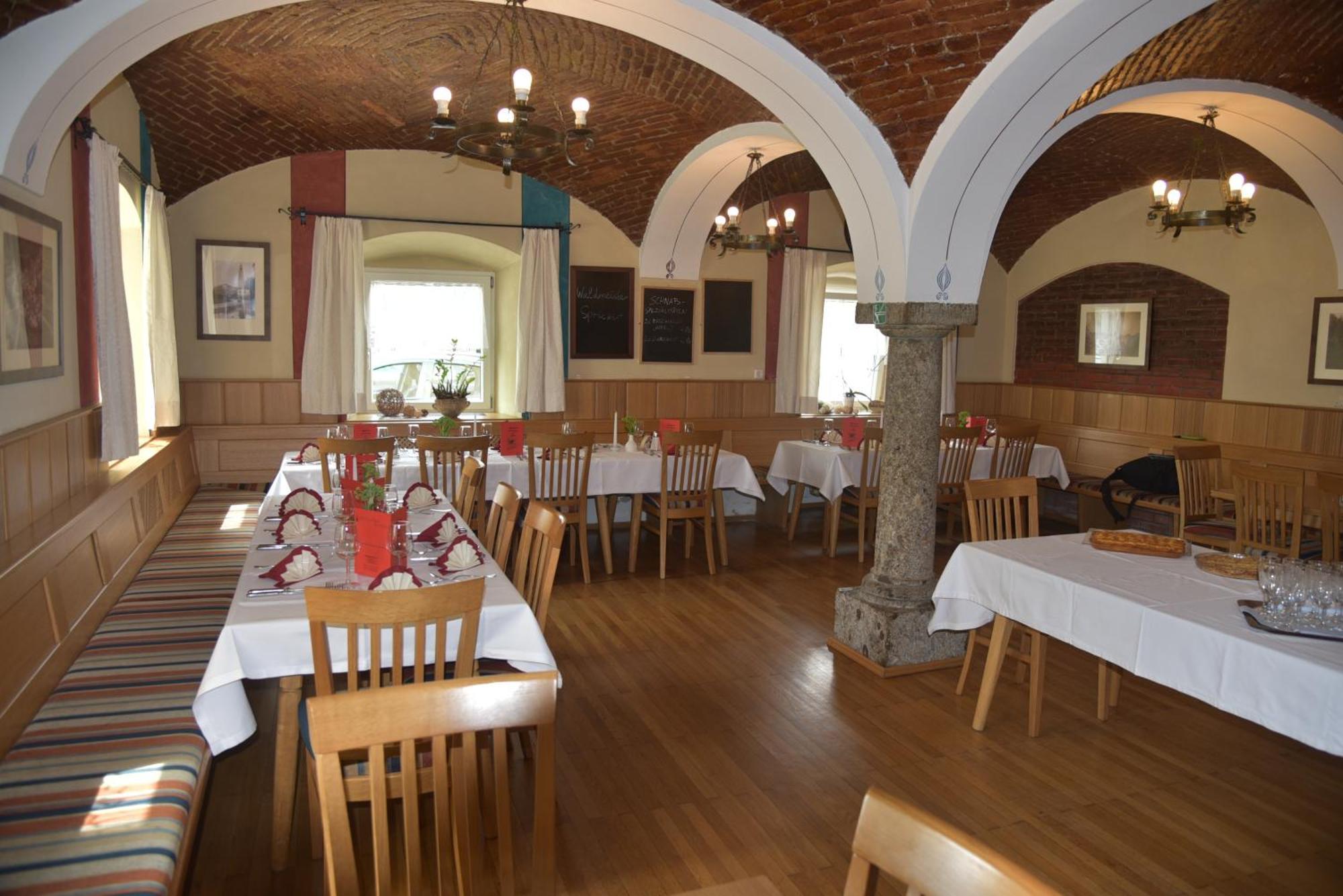 Stiftsgasthof Hochburg Екстериор снимка