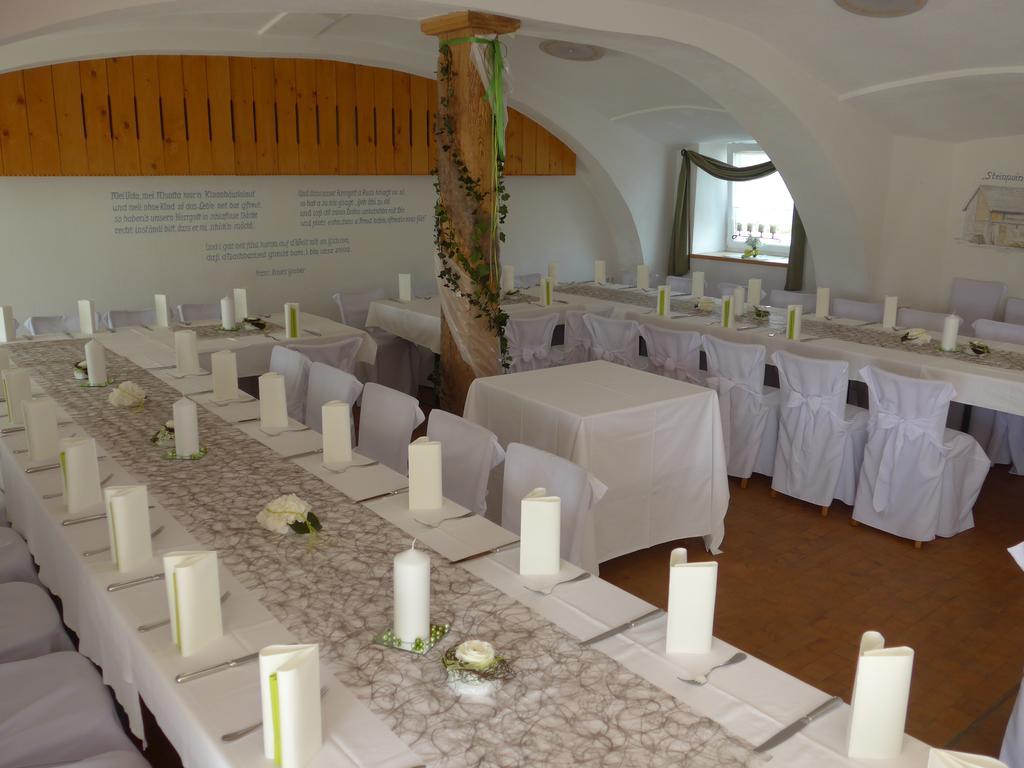 Stiftsgasthof Hochburg Екстериор снимка