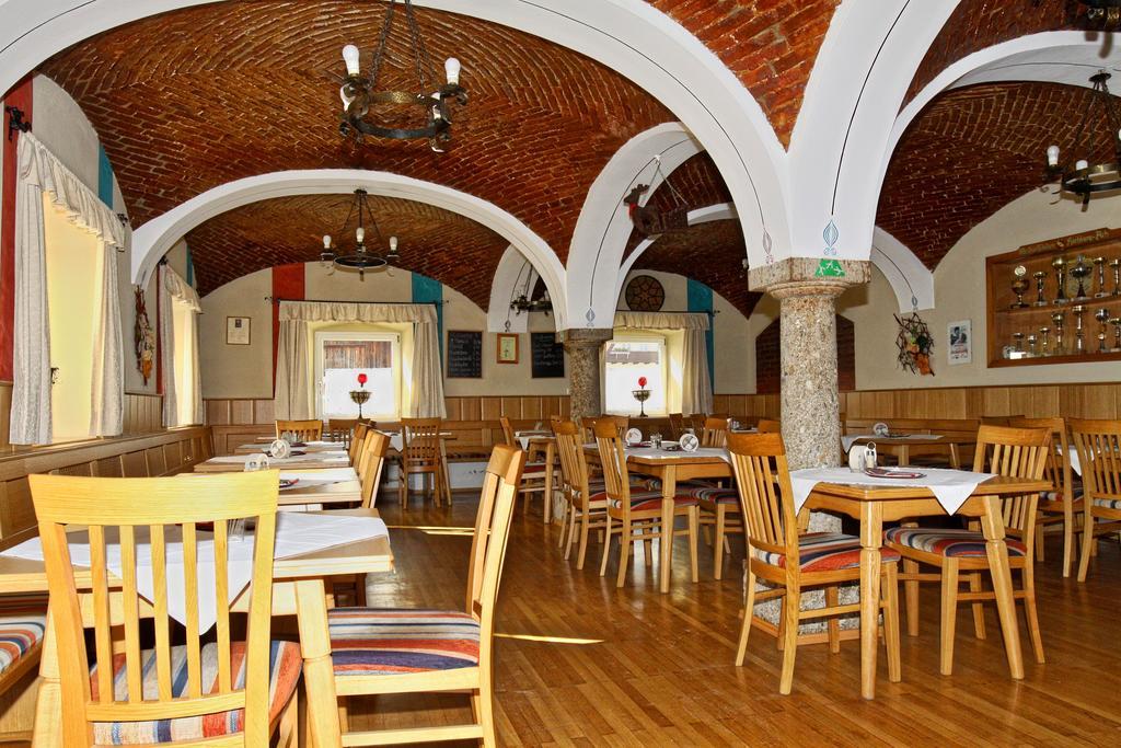 Stiftsgasthof Hochburg Екстериор снимка