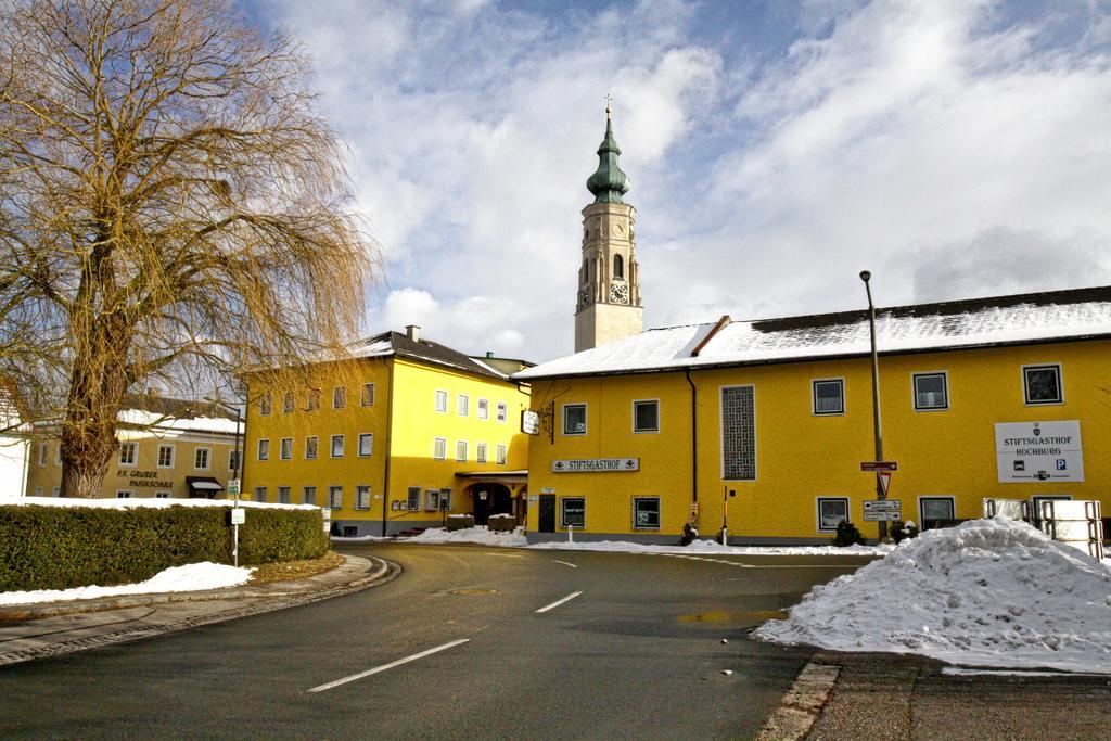 Stiftsgasthof Hochburg Екстериор снимка
