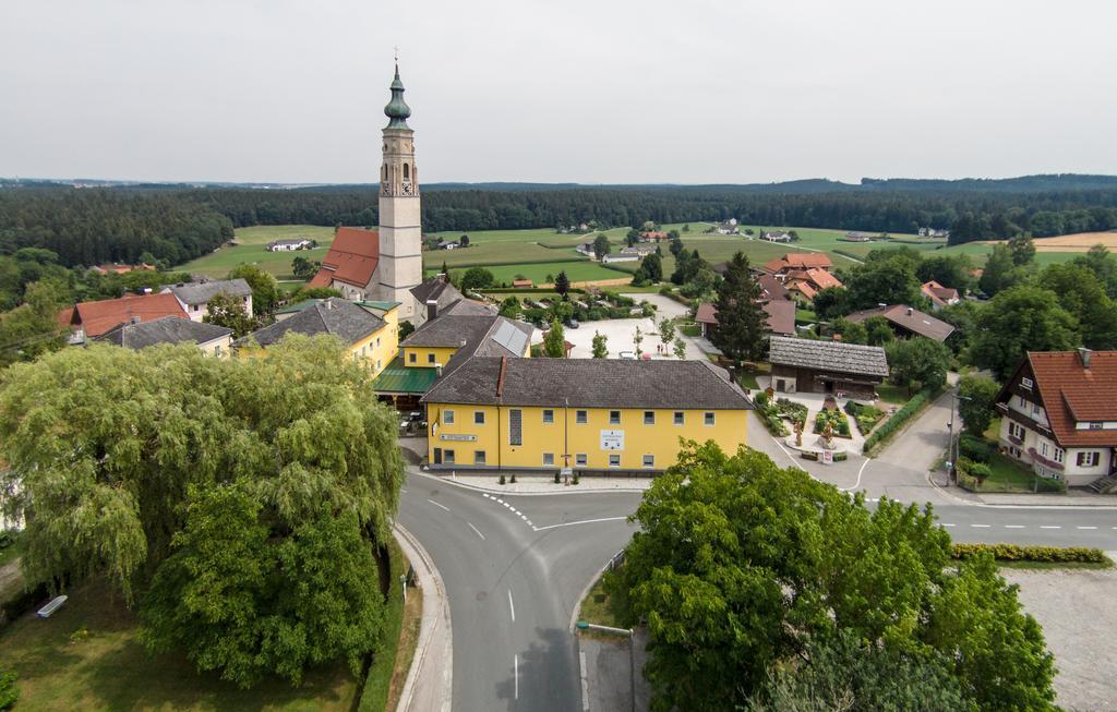 Stiftsgasthof Hochburg Екстериор снимка